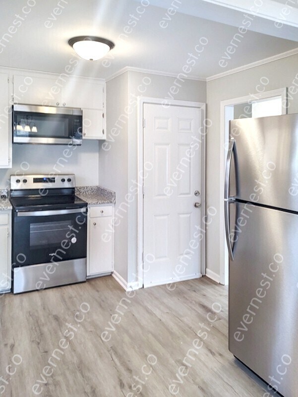 Building Photo - Charming 4-Bedroom Home with Garage / Pet-...