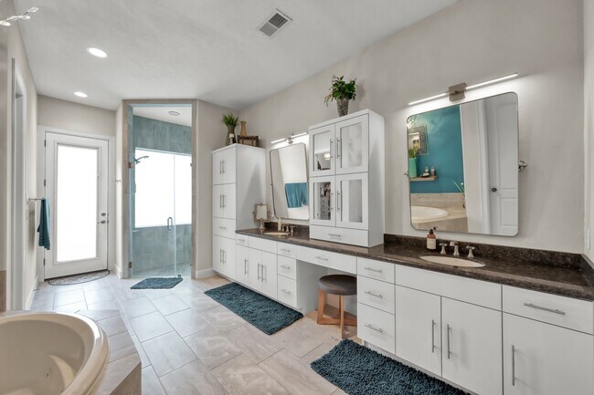 Building Photo - 204 W Pines Dr