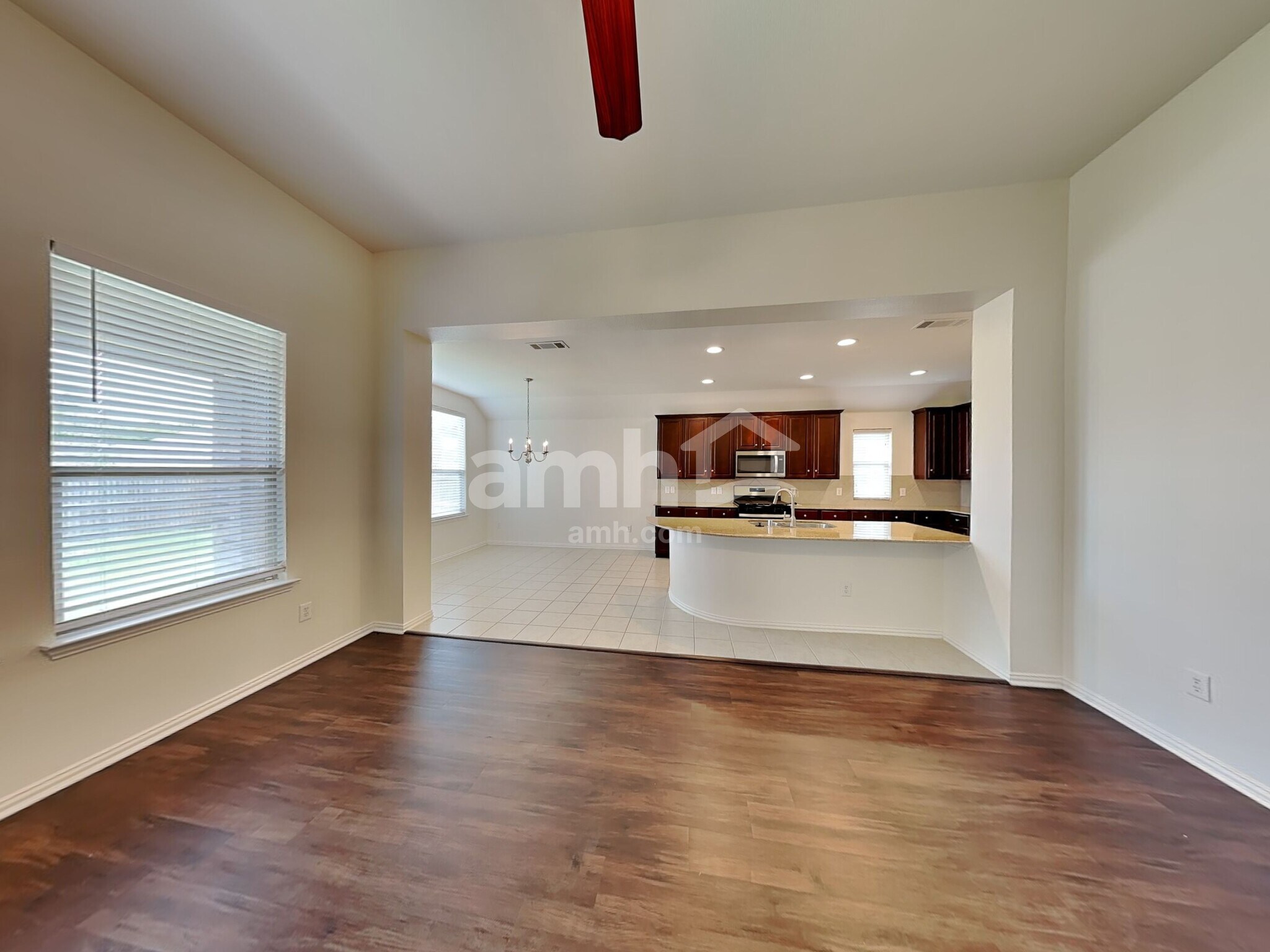 Building Photo - 313 Hawthorn Dr