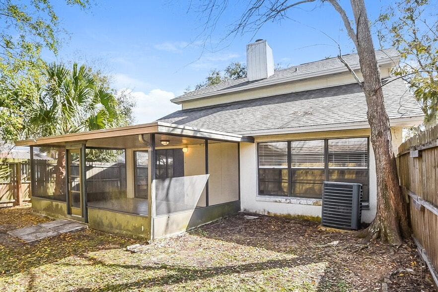 Building Photo - 402 E Springtree Way