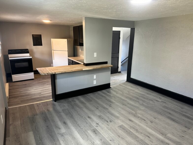 Building Photo - 706 Church St