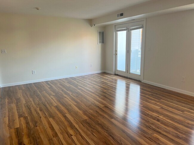Building Photo - 360 Littleton Rd