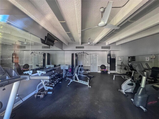 Building Photo - 3301 N Country Club Dr