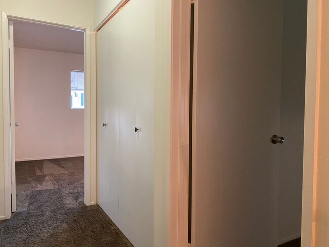 Building Photo - 2 Bedroom TownHome
