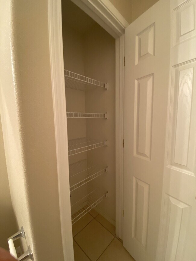 Building Photo - COMMUNITY POOL - LARGE 4 BEDROOM - Master Upstairs