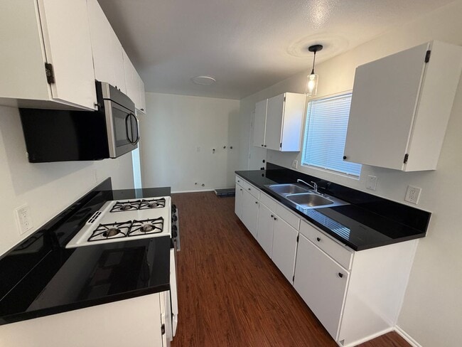 Building Photo - 2 Bed, 1 Bath single story duplex