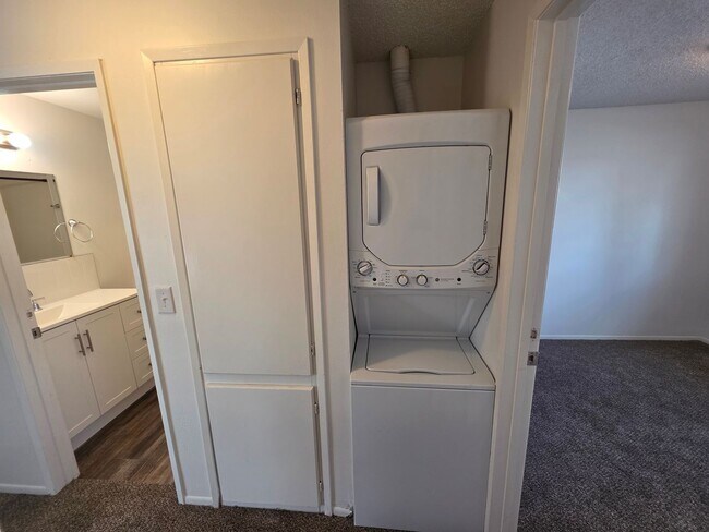 Building Photo - Newly Remodeled Townhouse in Spokane