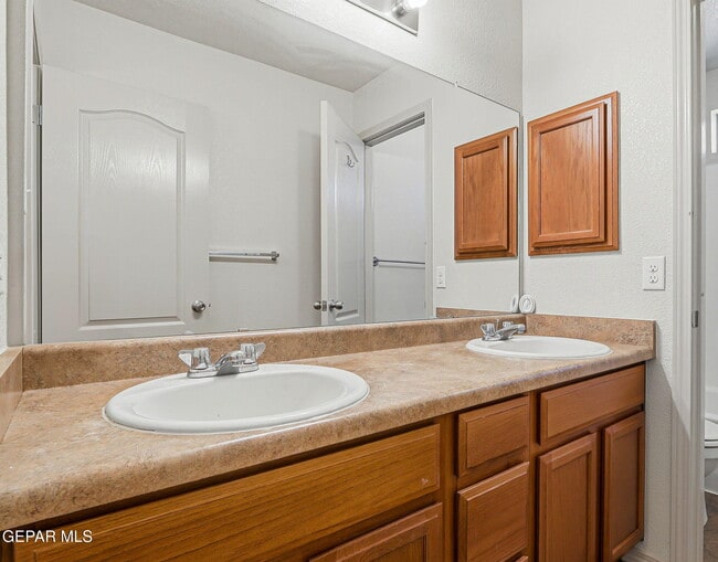 Building Photo - 2328 Honey Dew St