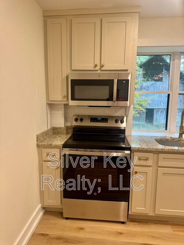 Building Photo - 2113 W Madison Ave