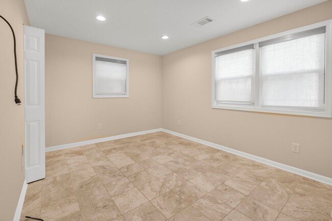 Building Photo - Spacious 4 BR/2.5 BA Single-Family Home in...