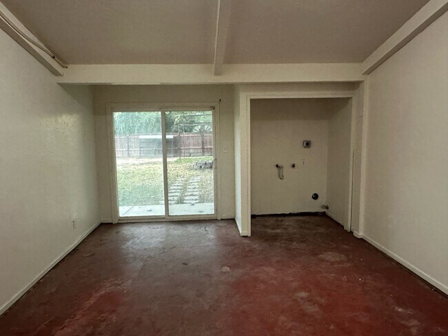 Building Photo - 1705 W Noble Ave
