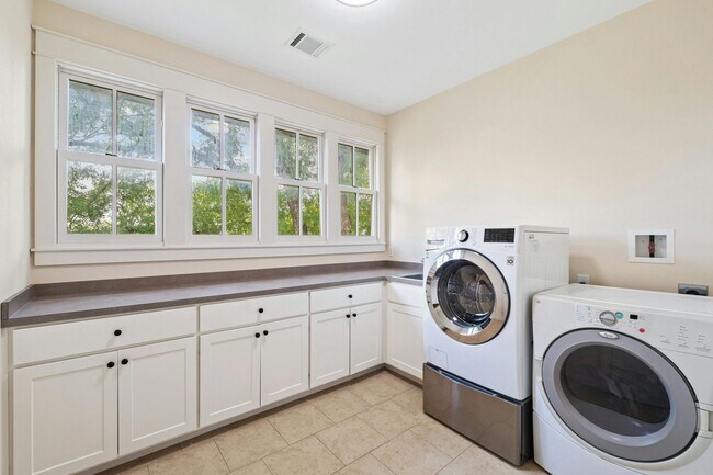 Building Photo - Beautiful 4-Bed Home in Highland Park West...