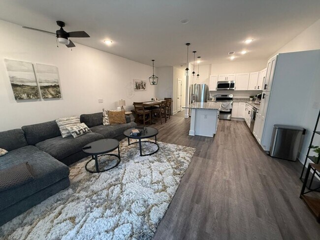 Building Photo - 3 Bedroom 2.5 Bath Townhouse in Barnwell Breeze - North Charleston