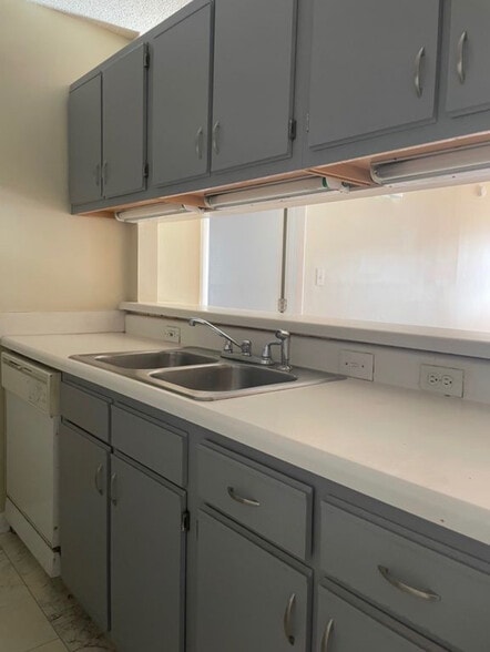 Building Photo - Room in Apartment on University Ct