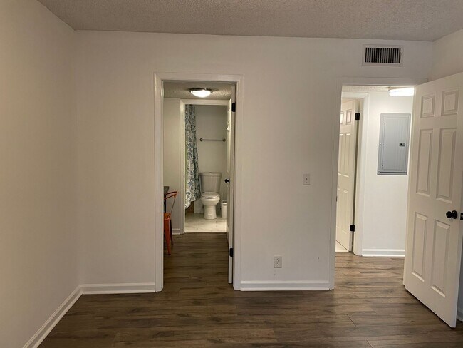 Building Photo - Awesome 2 Bedroom Condo Near the River!