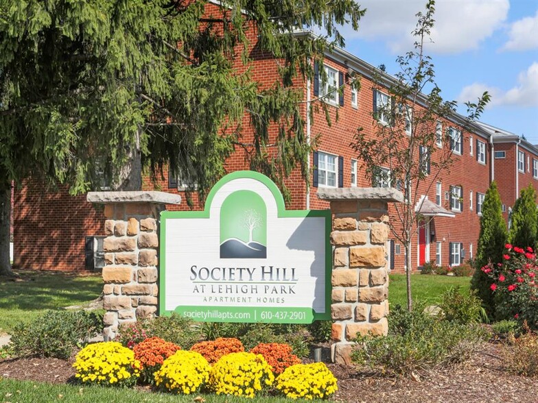 The Society Hill at Lehigh Park Apartment Homes Welcome Sign - Society Hill at Lehigh Park