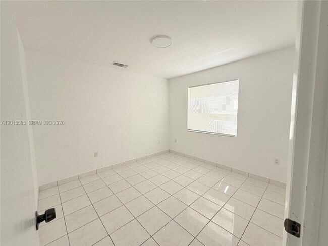 Building Photo - 2645 SW 28th Ct
