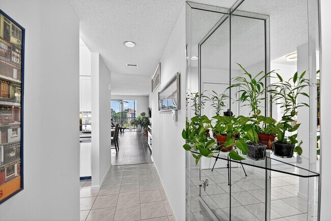 Building Photo - 6193 Pointe Regal Cir