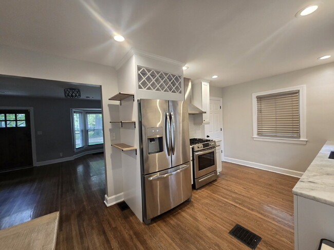 Building Photo - "3-Bed Home on Briarwood Rd: Spacious 1895...
