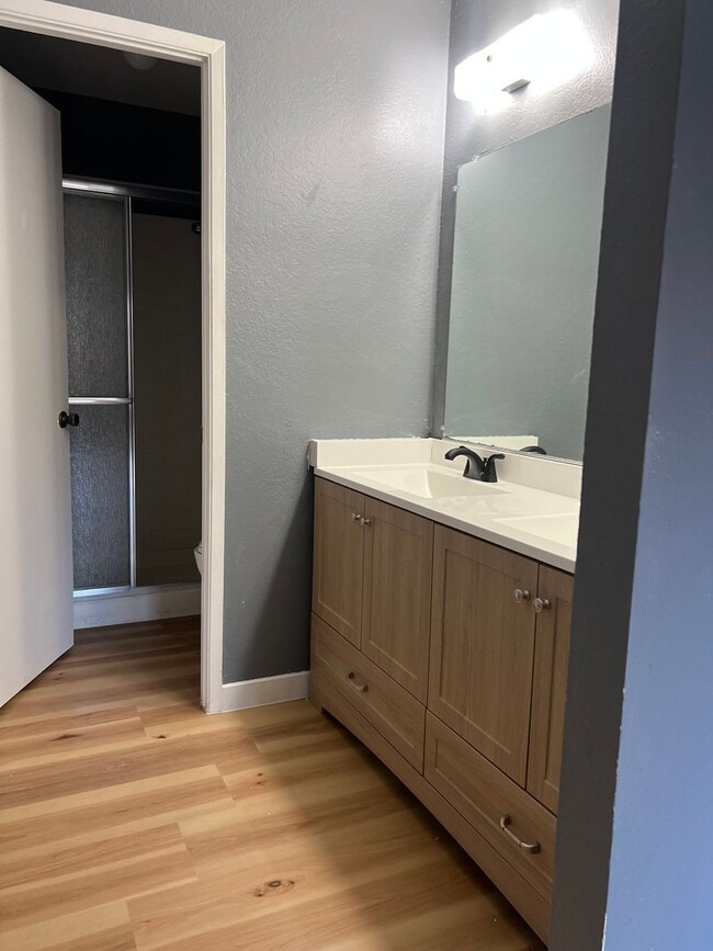 Building Photo - 4Bedroom House