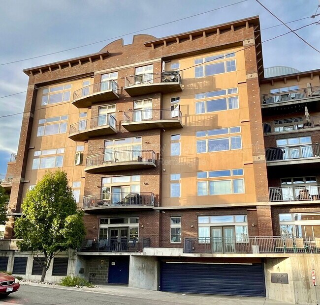 Building Photo - 1925 W 32nd Ave