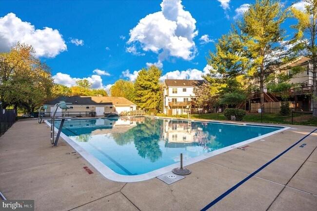 Building Photo - 10001 Vanderbilt Cir