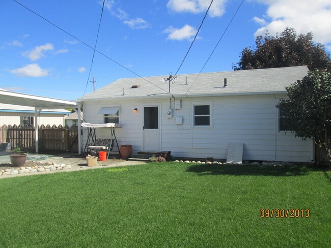 Building Photo - 2 bedroom home with great back yard!