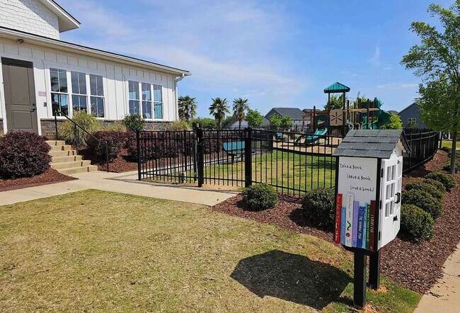 Building Photo - 3700 SF 4/4 Available Now!