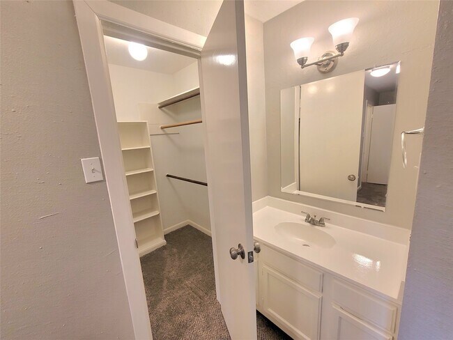 Building Photo - 5920 Arncliffe Dr