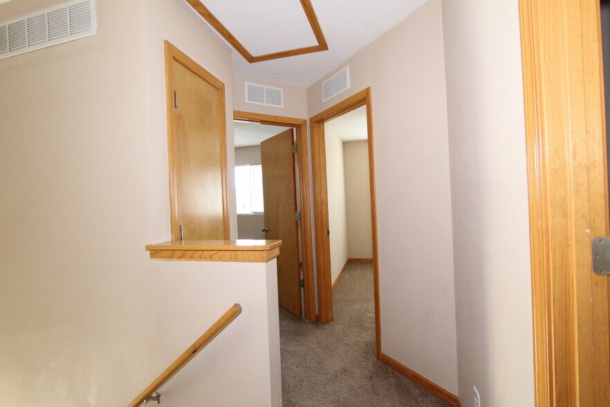 Upstair hallway - 915 Jackalope Ct