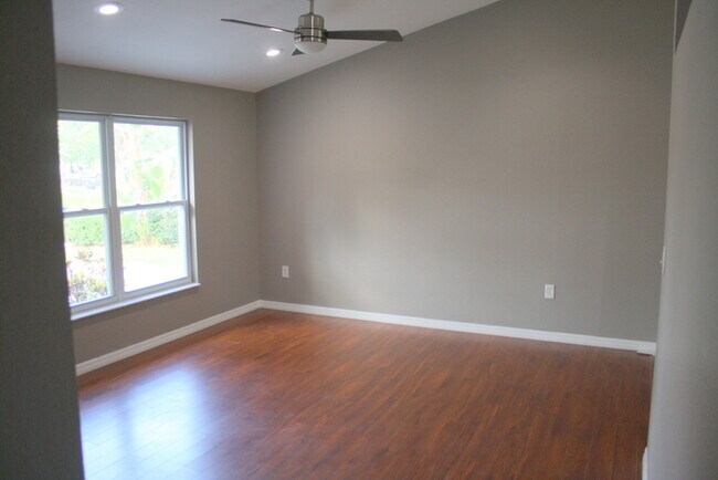 Building Photo - Beautifully Updated 2 bed 2 bath in  Seven Springs