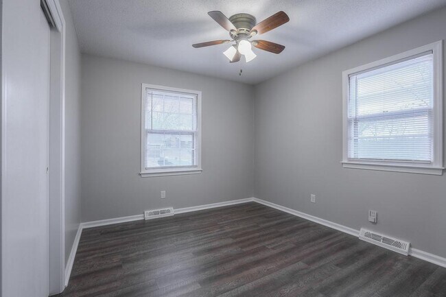 Building Photo - 6725 NW Hilldale Dr