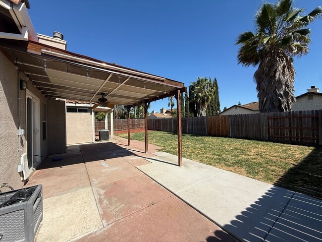 Building Photo - Charming 3 bedroom, 2 bathroom home locate...