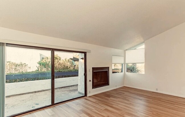 Building Photo - Modern Comfort with Stunning Views in La C...
