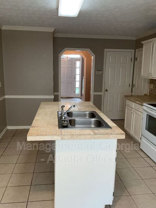 Building Photo - 743 Helga Dr NE