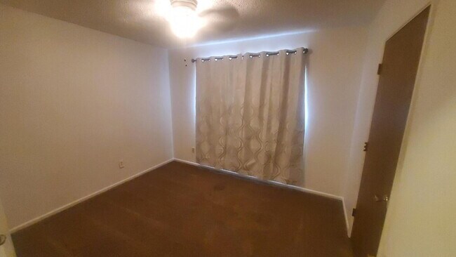 Building Photo - Centrally Located/ Convenient to Major Tho...
