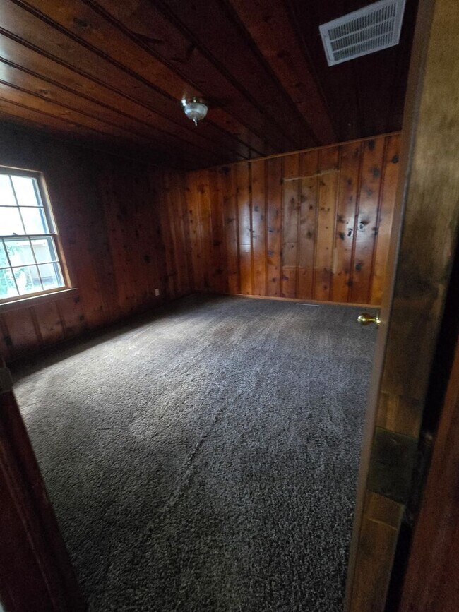 Building Photo - Spacious 2 Bedroom, 1.5 Bath Home in Sprin...