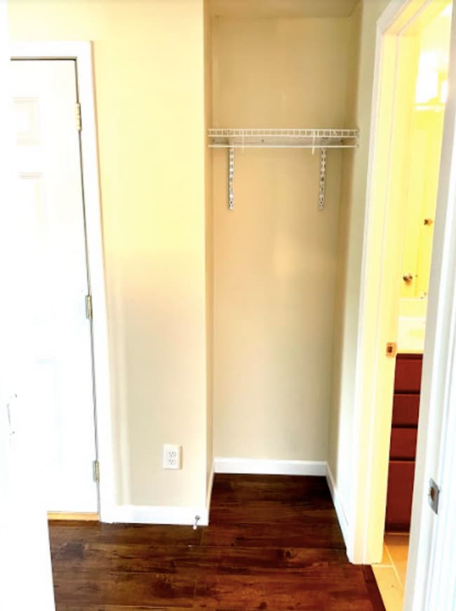 Building Photo - 1 Bedroom Apartment