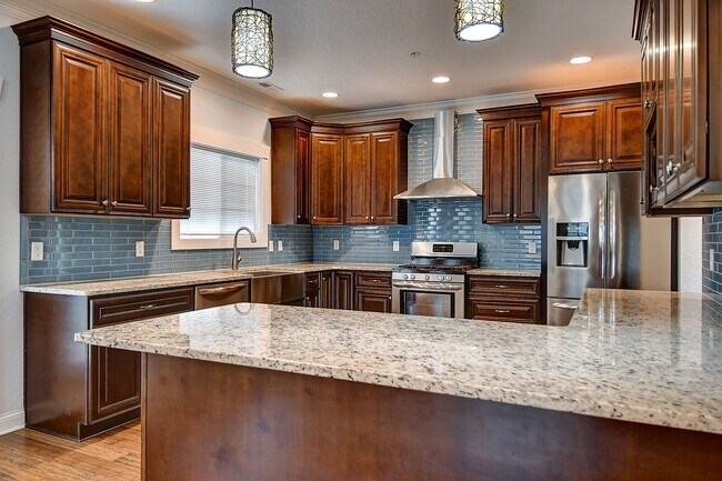 Building Photo - MOVE IN READY! GORGEOUS HOME IN CHESAPEAKE!