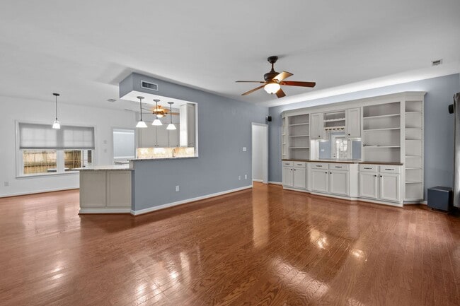 Building Photo - Your Dream Home Awaits!