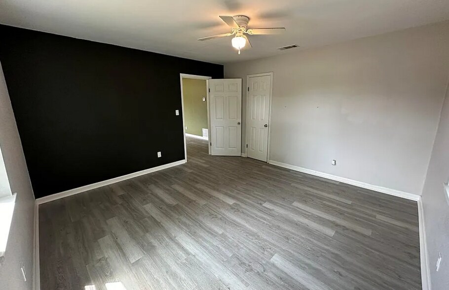 Building Photo - 602 W Avenue B