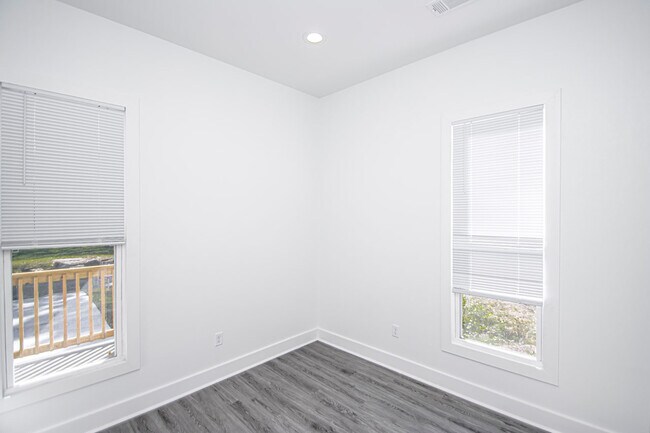 Building Photo - 306 S Schiller St