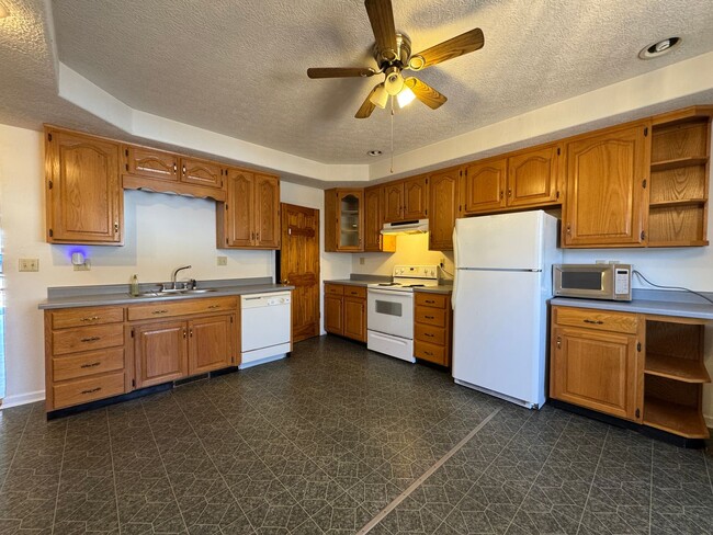 Building Photo - Quaint Three Bedroom Home with an Oversized Tub!
