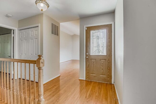 Building Photo - Modern Comfort and Convenience Await