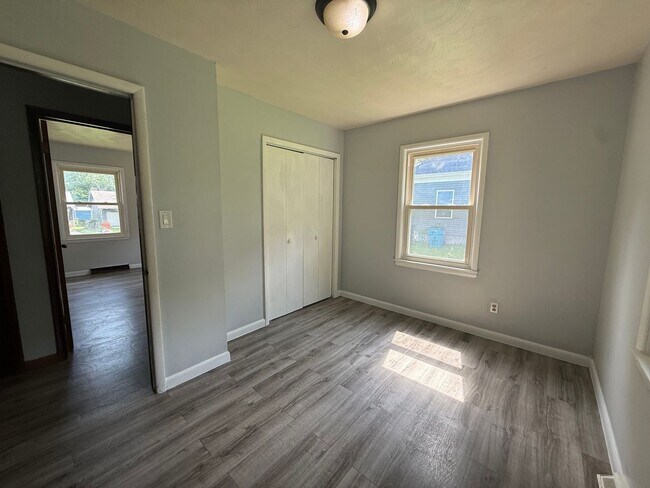 Building Photo - Cute 2 Bedroom 1 Bath with bonus room!