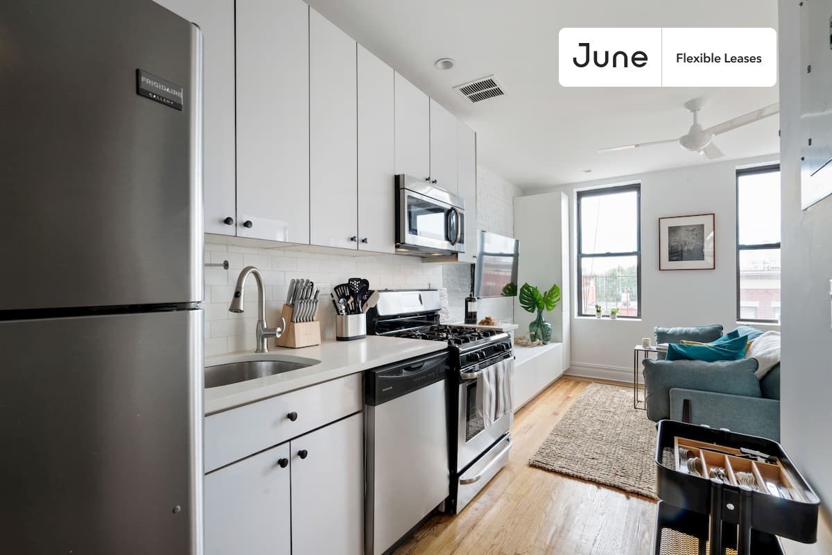 Building Photo - Stylish Private ROOM in Greenpoint