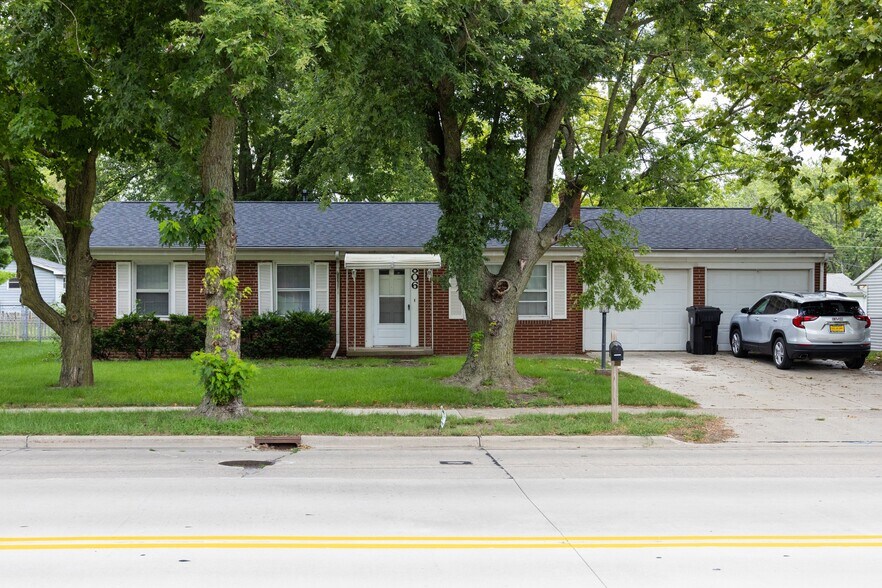 Primary Photo - 806 S Cottage Ave