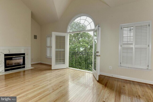 Building Photo - 2217 N Oak Ct