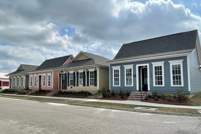 Building Photo - Beautiful home  in Americana!