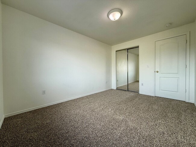 Building Photo - SCHEDULE A TOUR TO VIEW THIS NEWLY UPDATED TOWNHOME IN REDMOND!!